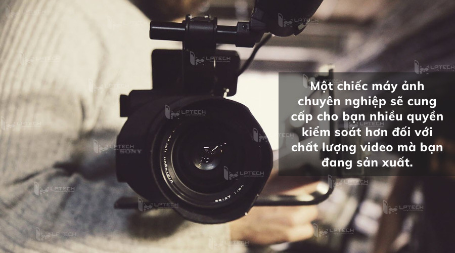 alt: Sử dụng máy quay chuyên nghiệp cho chất lượng footage tốt nhất