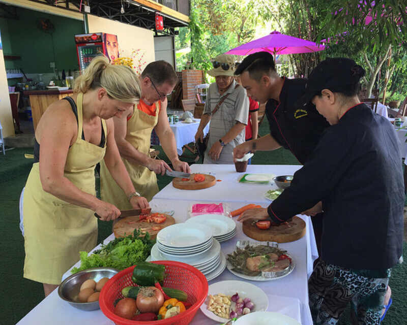 Customer Service là gì? Các yếu tố tạo nên dịch vụ khách hàng nổi bật