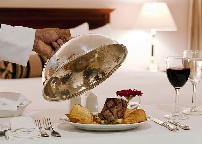 Các loại hình phục vụ trong nhà hàng phổ biến – Tiêu chí chọn loại hình phục vụ phù hợp