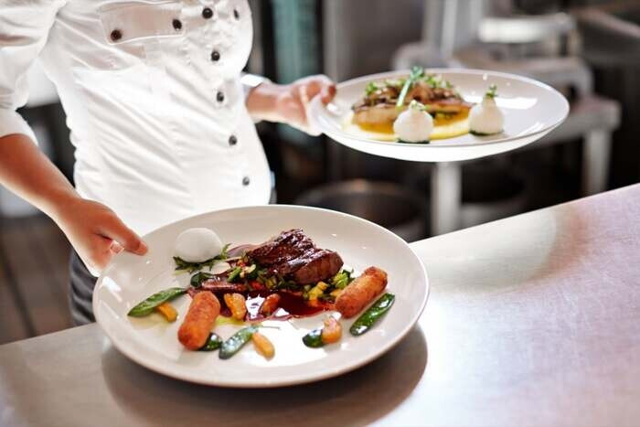 Các loại hình phục vụ trong nhà hàng phổ biến – Tiêu chí chọn loại hình phục vụ phù hợp