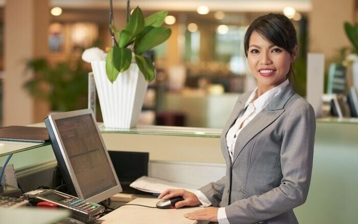 Công việc của lễ tân nhà hàng là gì? Kỹ năng, mức thu nhập từ A-Z