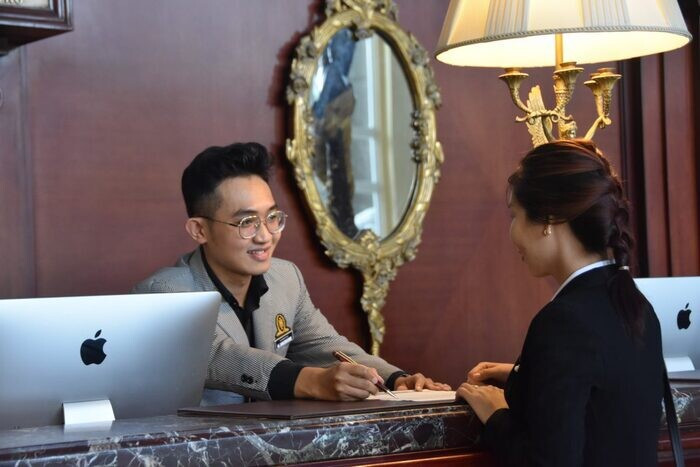 Công việc của lễ tân nhà hàng là gì? Kỹ năng, mức thu nhập từ A-Z