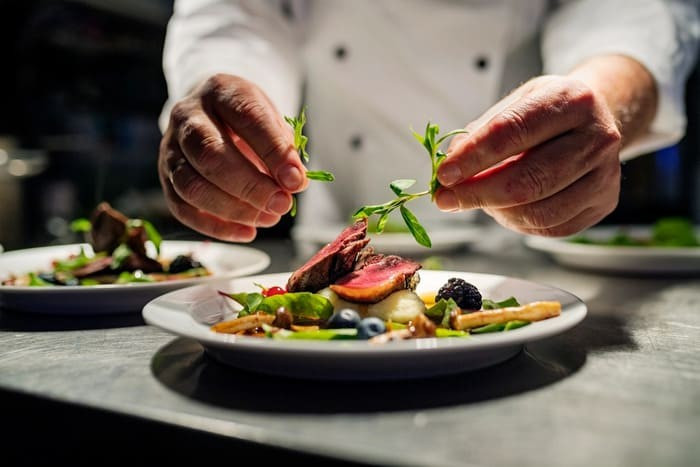 Fine Dining là gì? Tiêu chuẩn và quy trình phục vụ nhà hàng Fine Dining từ A-Z