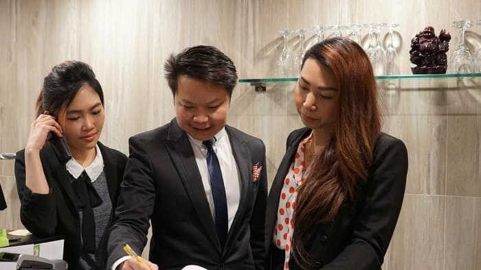 Học quản lý nhà hàng khách sạn ở đâu? Kỹ năng cần thiết và mức lương