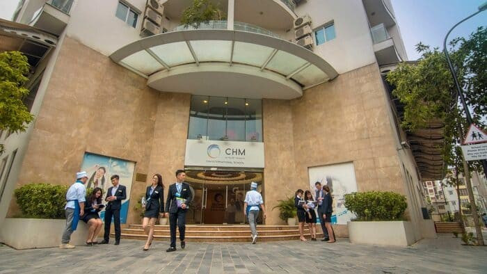 Học quản lý nhà hàng khách sạn ở đâu? Kỹ năng cần thiết và mức lương