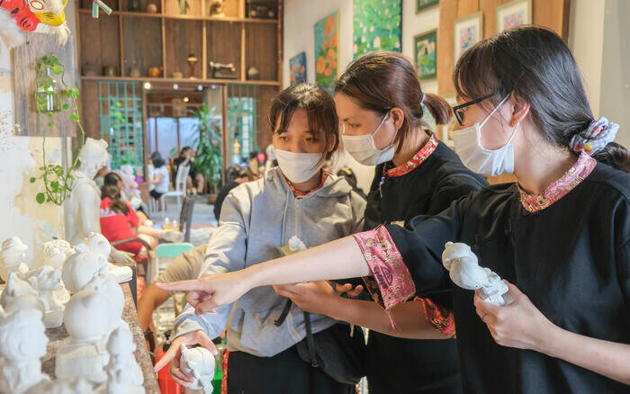 Kinh nghiệm mở quán cà phê tô tượng vốn ít lời nhiều (2024)