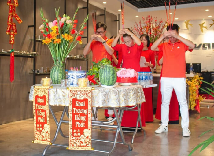 Mẫu văn khấn cúng khai trương quán ăn, nhà hàng chuẩn nhất 2024