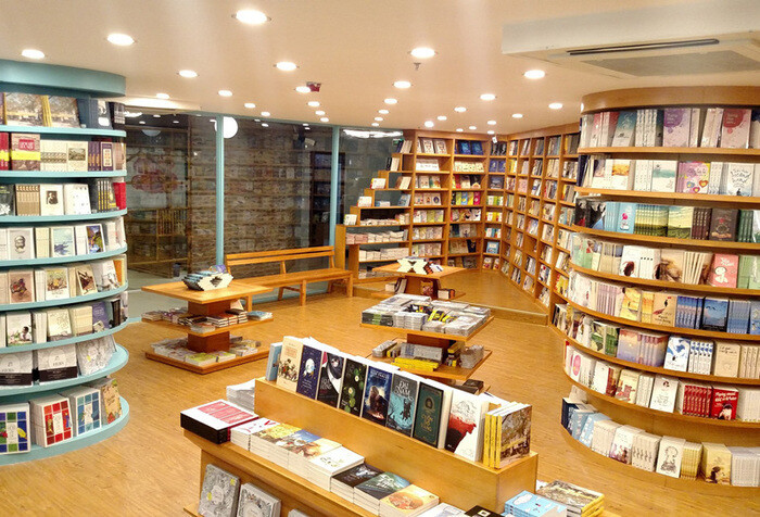 Mở nhà sách cần bao nhiêu vốn? Kinh nghiệm kinh doanh nhà sách từ A-Z