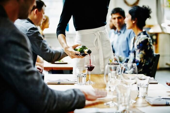 Quy trình phục vụ nhà hàng chuyên nghiệp và đầy đủ từ A-Z 