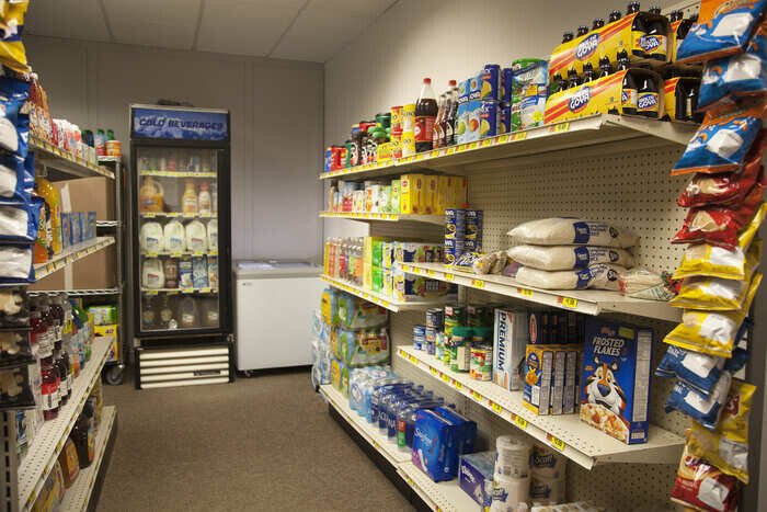 Tổng hợp 10 cách trưng bày cửa hàng tạp hóa nhỏ đẹp, thu hút khách